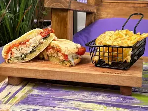 Chipá pollo y pesto