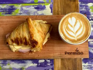 Croissant jamón y queso mas latte