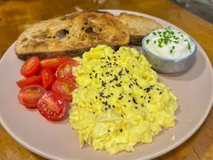 Huevos revueltos cremosos