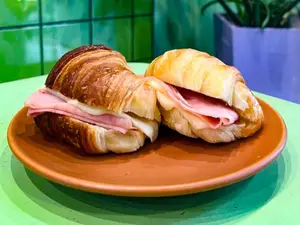 Medialuna jamón y queso (unidad)