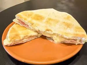 Tostado árabe de jamón y queso mas latte