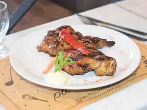Bife de chorizo con guarnición