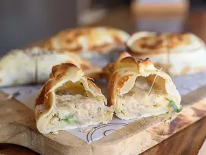 Empanada de queso y cebolla