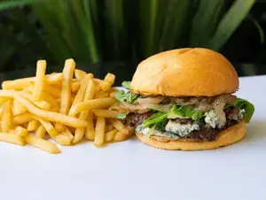 Blue cheese burger + papas