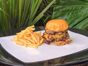 Doble cheese burger + papas