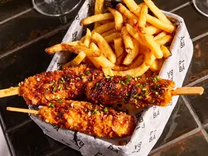Pincho tonkatsu + papas