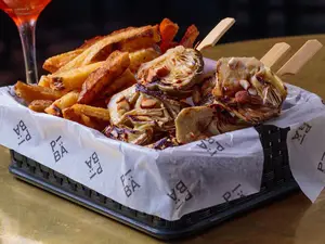 Pinchos alcaucil + papas