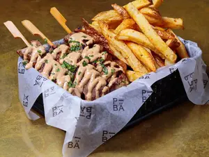 Pinchos lomo + papas