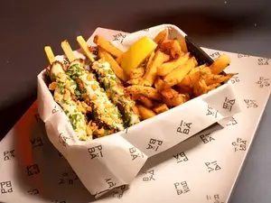 Pinchos tandori + papas