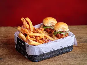 Pulled pork sliders + papas