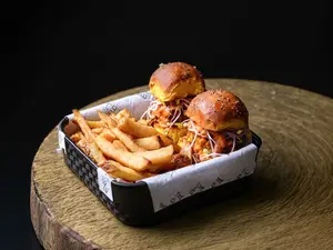 Vegan sliders + papas