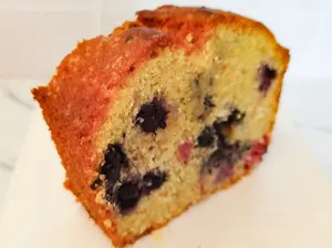 Porción de budín de frutos rojos y chocolate