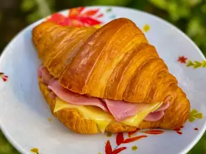 Croissant con jamón y queso