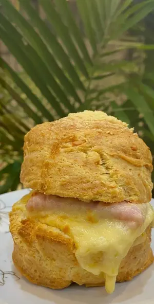 Scon con jamón y queso