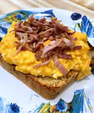 Tostón de huevos revueltos