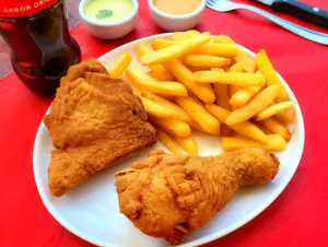 2 piezas + 1 fritas grandes
