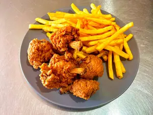 6 chupetines pollo + 1 fritas