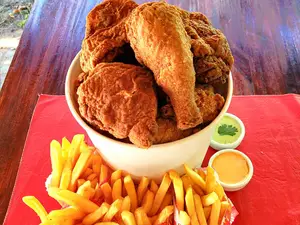6 piezas + 2 fritas grandes