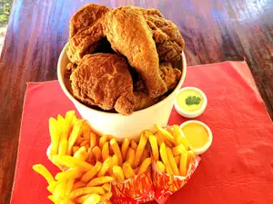 8 piezas + 4 fritas grandes