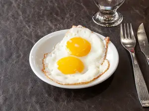 Dos huevos fritos