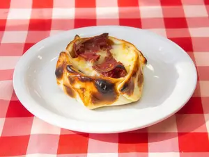 Empanada de longaniza y muzzarella