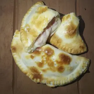 Empanada De Jamon Y Queso