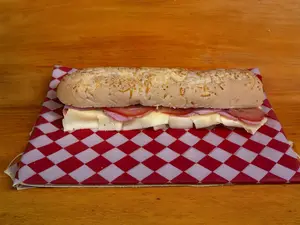 Panini de lomito, queso y tomate