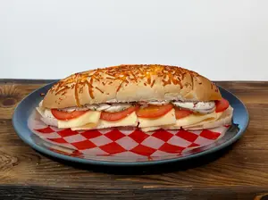 Panini de pollo, queso y tomate