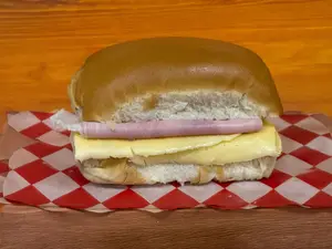 Pebete de jamón y queso