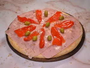 Pizza con jamón y morrones