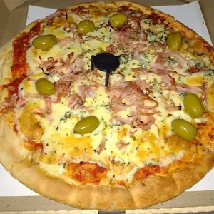 Pizza con jamón y roquefort