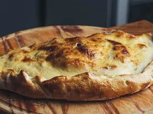 Calzone de jamón y morrones