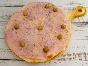 Pizza con jamón