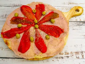 Pizza con jamón y morrones