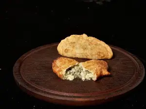 Empanada de espinaca con salsa
