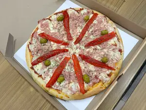 Pizza jamón y morrón