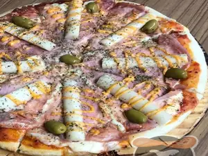 Pizza palmitos con jamón