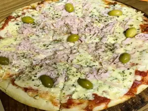Pizza roquefort con jamón