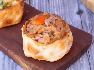 Empanada abierta de atún