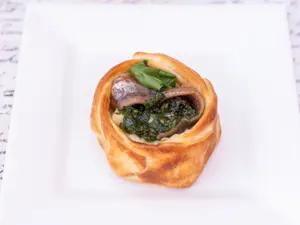 Empanada albahaca y anchoas