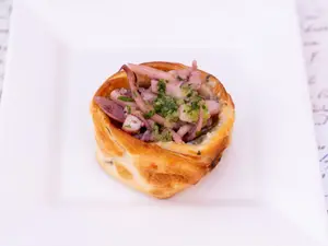 Empanada calamar provenzal