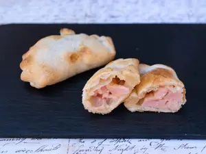 Empanada de jamón y queso