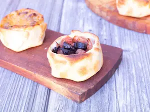 Empanada panceta con ciruelas