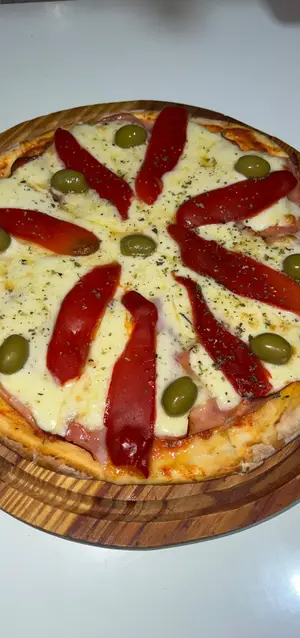 Pizza jamón con morrones
