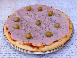 Pizza muzzarella y jamon