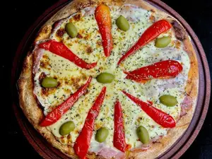 Pizza de jamon y morron a la piedra