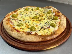 Pizza molde cheddar y panceta