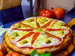 Pizza molde jamón y morrones