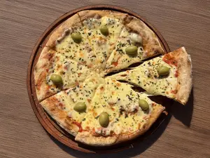 Pizza muzzarella a la piedra