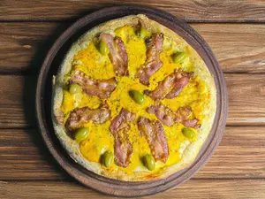 Pizza piedra cheddar y panceta